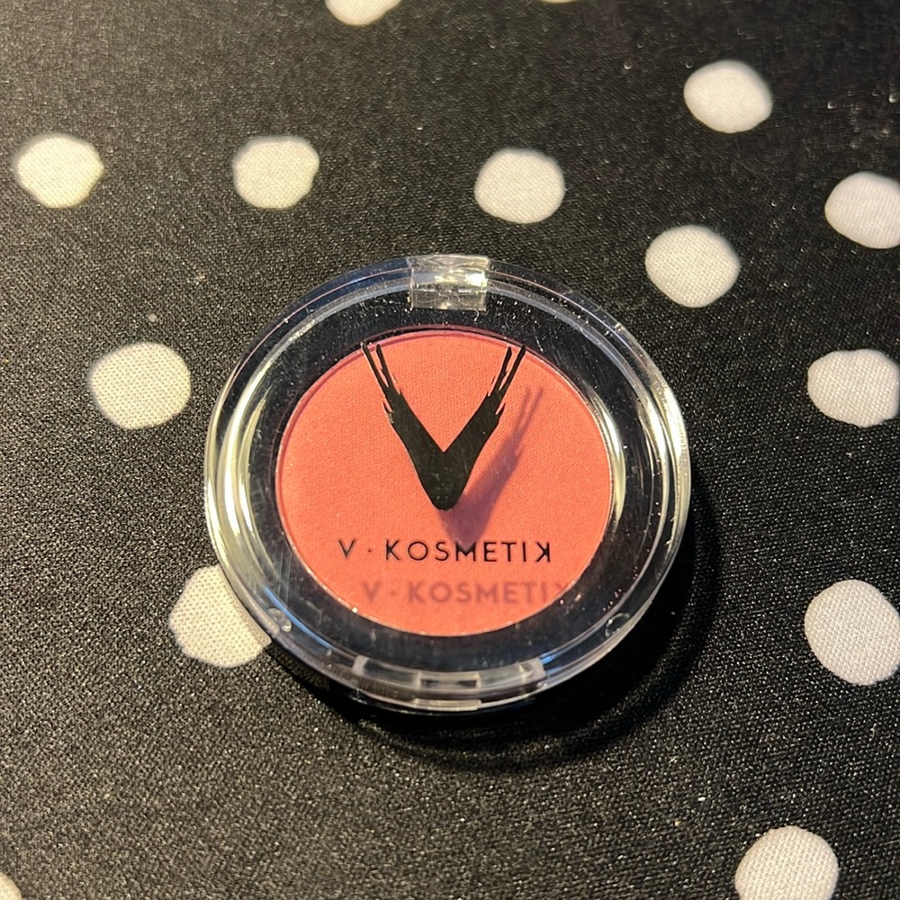 New V Kosmetik blush in shade Magnolia